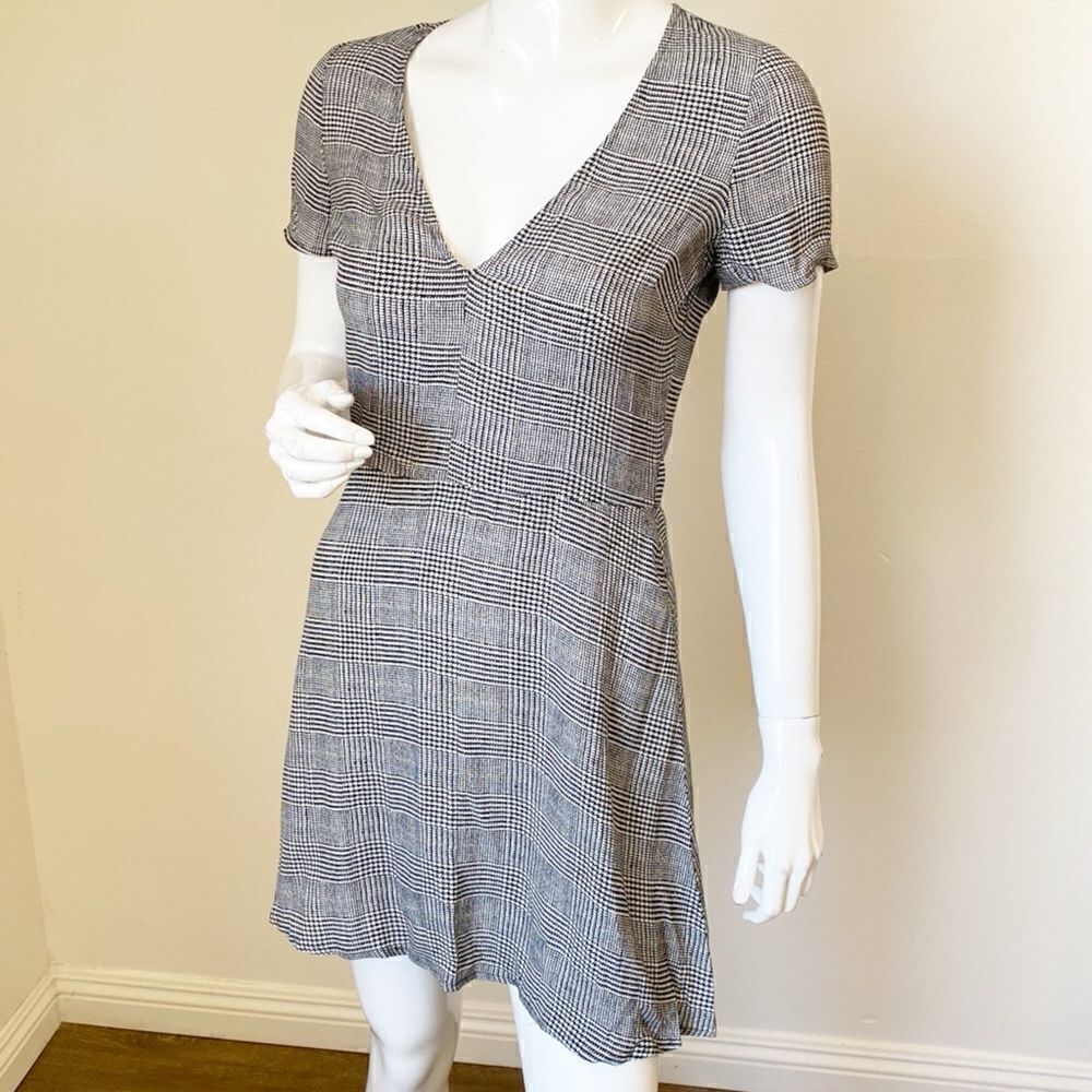 Reformation Houndstooth Black White Plaid Printed V Neck Short Sleeve Mini Dress